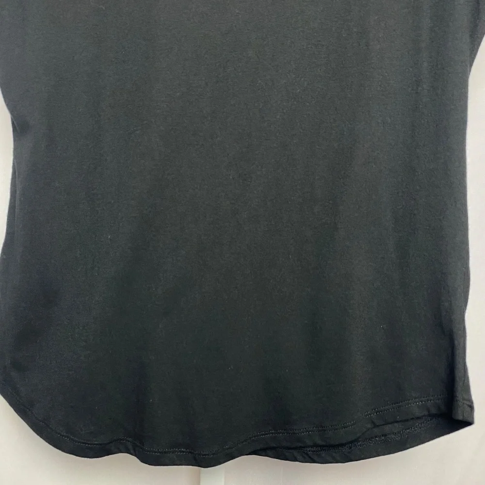 💙5/$15 District Made Womenʻs Black w/ Silver Sequins Cap Sleeve Blouse Medium